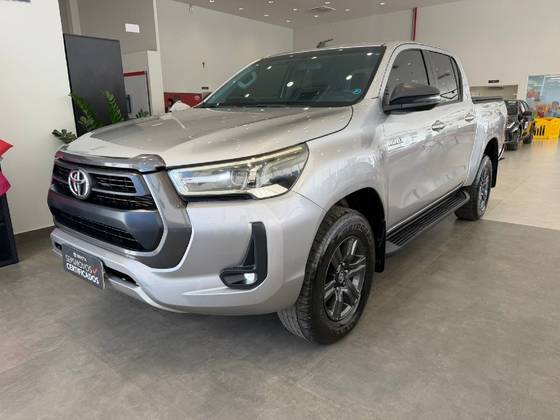 TOYOTA HILUX 2.8 D-4D TURBO DIESEL CD SR 4X4 AUTOMÁTICO TOYOTA HILUX 2.8 D-4D TURBO DIESEL CD SR 4X4 AUTOMÁTICO